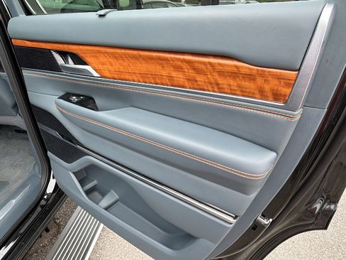 Used 2024 Jeep Grand Wagoneer Series III AWD/4WD image 21