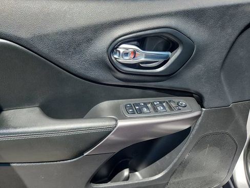 Used 2019 Jeep Cherokee Latitude Plus AWD/4WD image 13