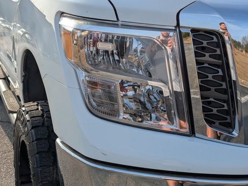 Used 2018 Nissan Titan SV image 8