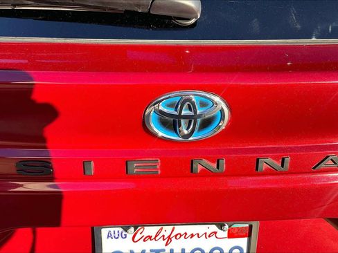 Used 2021 Toyota Sienna XLE image 30