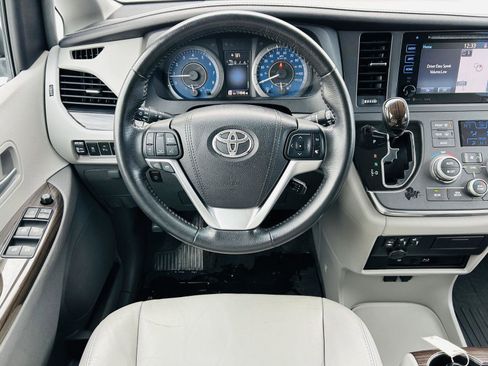 Used 2016 Toyota Sienna XLE Premium image 14