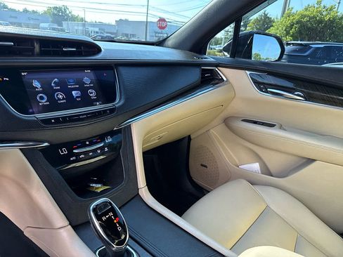 Used 2017 Cadillac XT5 FWD image 38