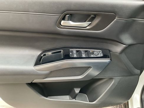 Used 2024 Nissan Pathfinder SL w/ Black Appearance Package AWD/4WD image 11