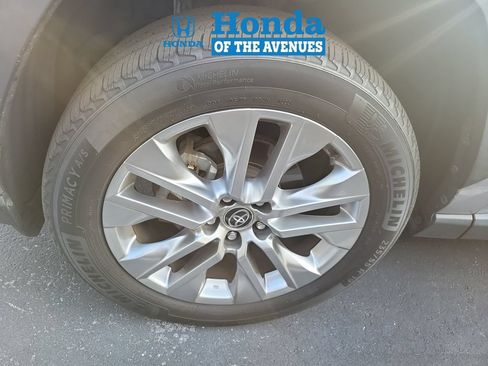 Used 2022 Toyota RAV4 XLE Premium AWD/4WD image 4