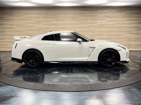 Used 2020 Nissan GT-R Premium image 15