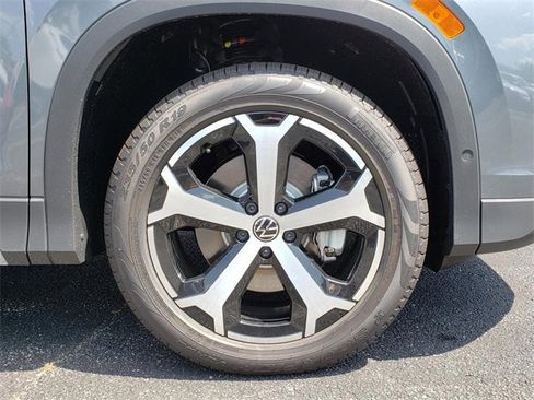 New 2025 Volkswagen Tiguan SE image 12