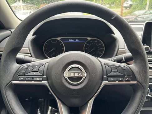Used 2025 Nissan Altima 2.5 SV FWD image 29