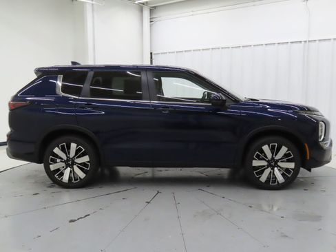 New 2025 Mitsubishi Outlander SE image 2