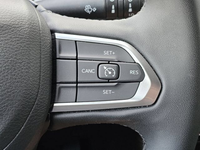 Used 2025 Jeep Compass Latitude AWD/4WD image 18