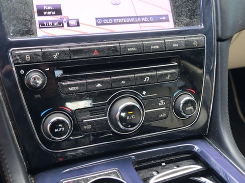 Used 2013 Jaguar XJ L Portfolio RWD image 28
