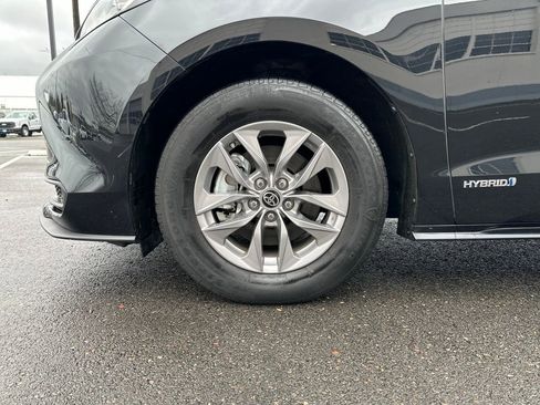 Used 2021 Toyota Sienna LE image 11