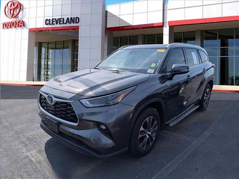 Used 2022 Toyota Highlander XLE FWD image 3