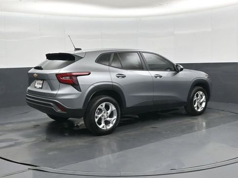 Used 2025 Chevrolet Trax LS w/ LS Convenience Package FWD image 3