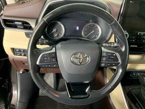 Used 2021 Toyota Highlander Limited FWD image 31