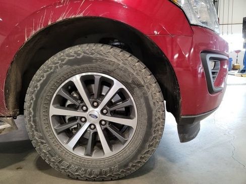 Used 2019 Ford Expedition XLT w/ Equipment Group 202A AWD/4WD image 16