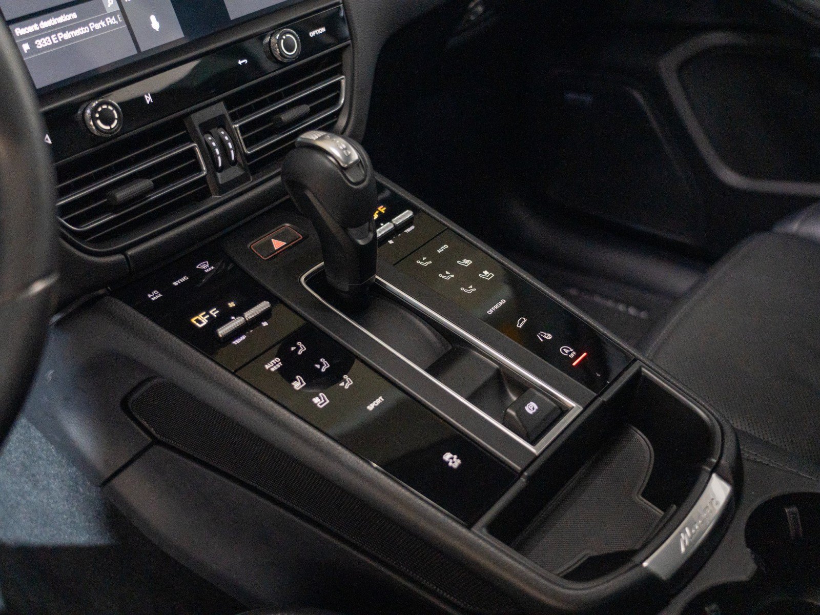 Certified 2022 Porsche Macan AWD/4WD image 22