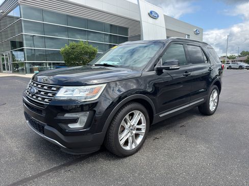 Used 2017 Ford Explorer XLT w/ Equipment Group 202A AWD/4WD image 2