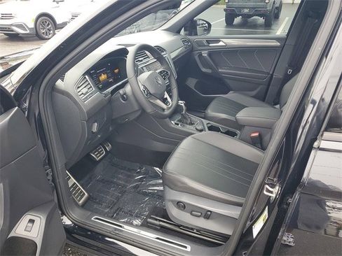 Certified 2022 Volkswagen Tiguan SE R-Line image 18