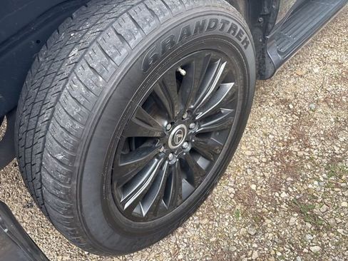 Used 2023 Lexus GX 460 Premium w/ Accessory Package image 9