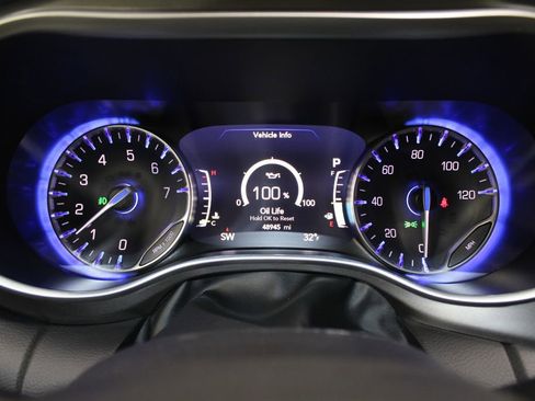 Used 2024 Chrysler Pacifica Touring-L image 40