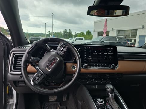 Used 2023 GMC Canyon AT4 w/ Canyon Safety Plus Package AWD/4WD image 17