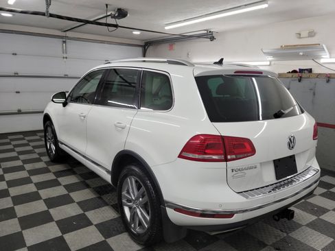 Used 2015 Volkswagen Touareg Sport image 2