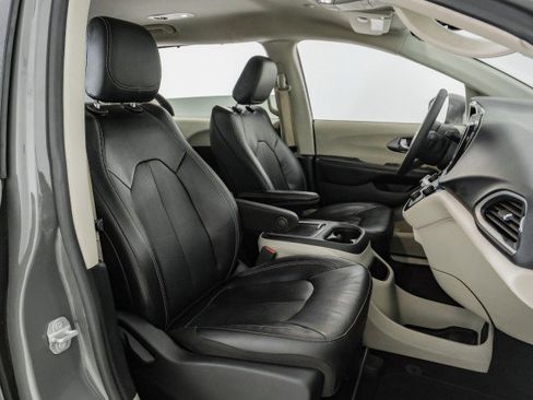 Used 2022 Chrysler Pacifica Touring-L image 29