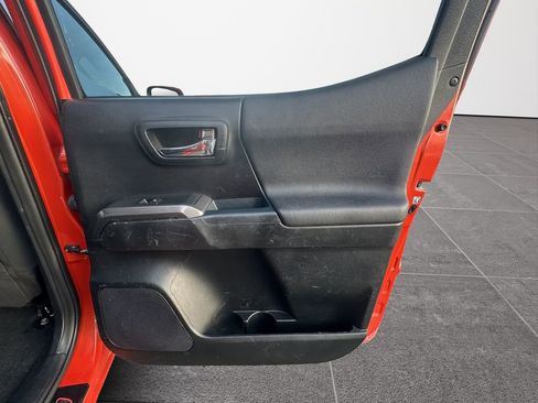Used 2016 Toyota Tacoma TRD Sport image 41