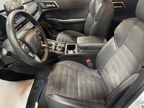 Used 2023 Mitsubishi Outlander SE image 9