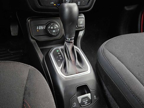 Used 2023 Jeep Renegade Trailhawk AWD/4WD image 31