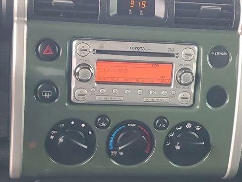 Used 2014 Toyota FJ Cruiser 2WD w/ Convenience Package image 24