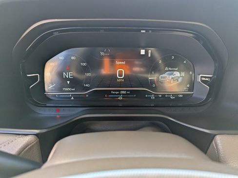 Used 2022 GMC Yukon XL Denali AWD/4WD image 16