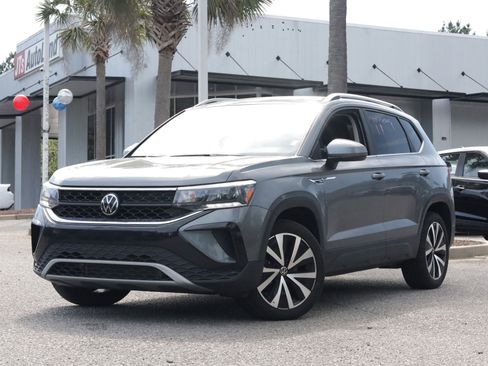 Used 2024 Volkswagen Taos SE image 1