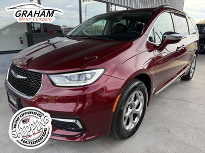 Used 2022 Chrysler Pacifica Limited w/ Uconnect Theater Family Group