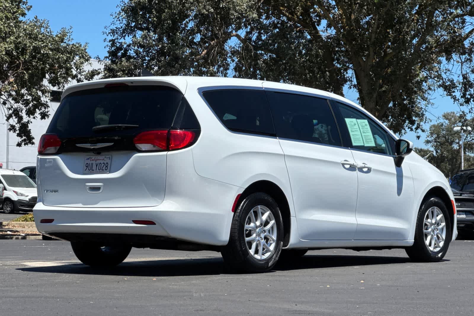 Used 2023 Chrysler Voyager LX FWD image 2