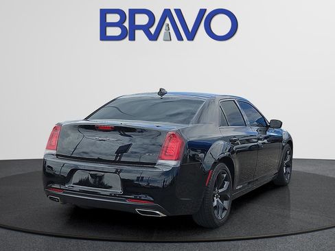 Used 2022 Chrysler 300 Touring w/ Sport Appearance Package RWD image 4