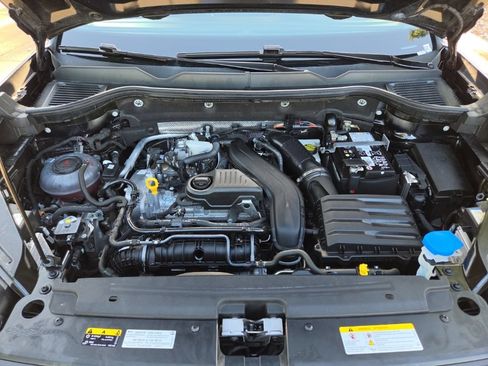 Used 2025 Volkswagen Taos SE FWD image 16