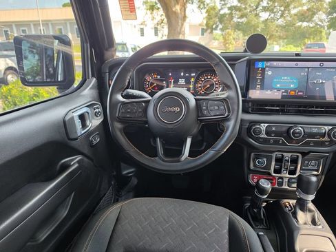 Used 2024 Jeep Gladiator Mojave AWD/4WD image 10