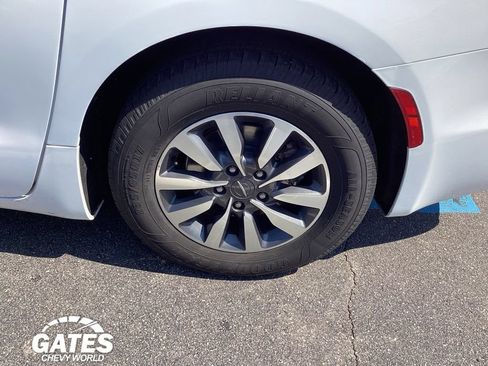 Used 2021 Chrysler Pacifica Touring-L FWD image 32