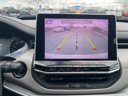 Used 2025 Jeep Compass Limited image 19