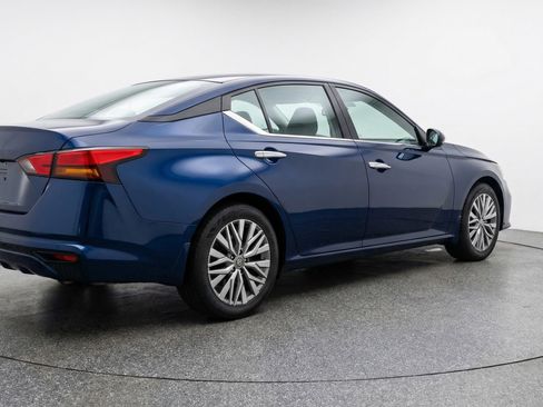Used 2025 Nissan Altima 2.5 SV FWD image 9