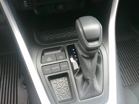 Used 2025 Toyota RAV4 LE image 28