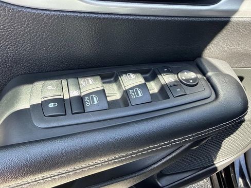 Used 2025 Chrysler Pacifica Limited image 19