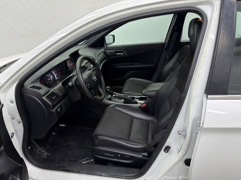 Used 2017 Honda Accord Sport image 9