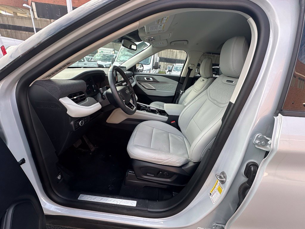 Used 2026 Ford Explorer Platinum w/ LUX Leather Package AWD/4WD image 9