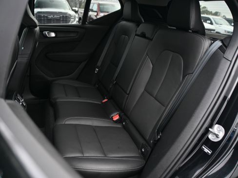 Used 2025 Volvo XC40 B5 Core image 10