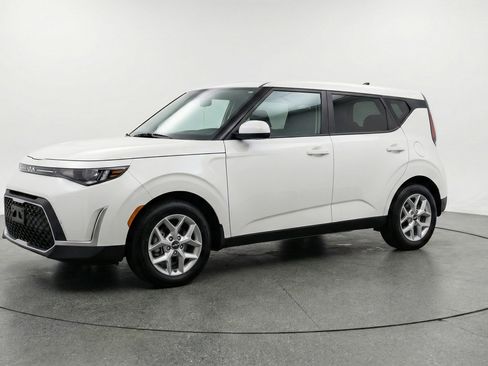 Used 2025 Kia Soul LX w/ LX Technology Package image 3