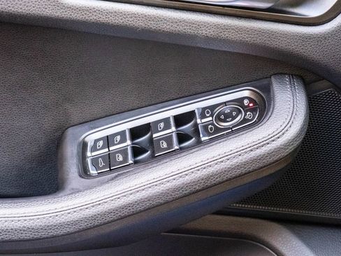 Used 2021 Porsche Macan w/ Premium Package AWD/4WD image 11