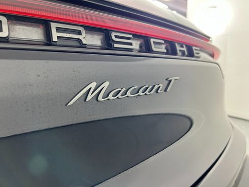 Certified 2025 Porsche Macan AWD/4WD image 12