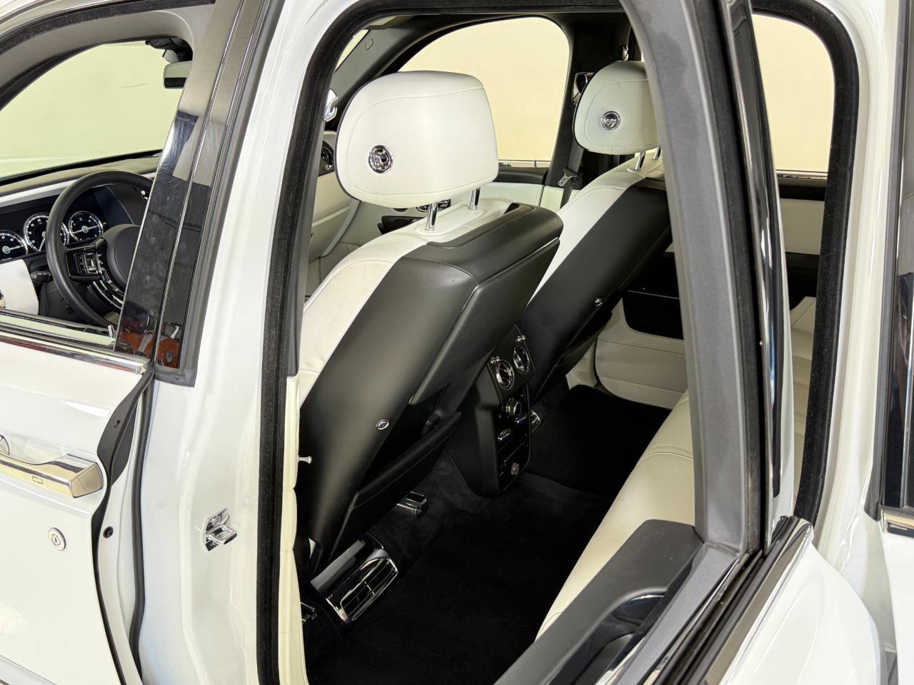 Used 2022 Rolls-Royce Cullinan w/ Cullinan Package AWD/4WD image 23